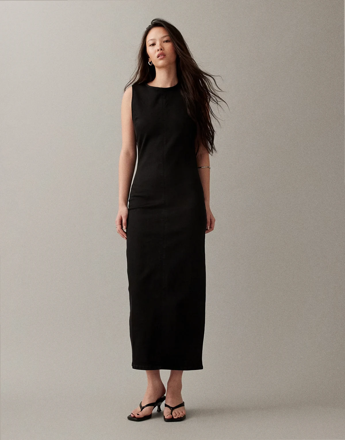 – Czarna jeansowa sukienka midi bodycon z prostym dekoltem