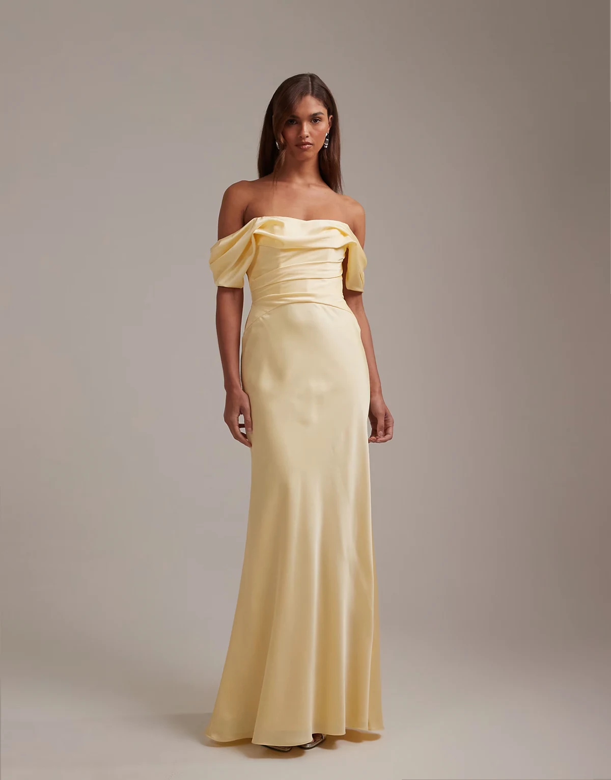 Bridesmaids – Cytrynowa satynowa sukienka maxi z dekoltem bardot