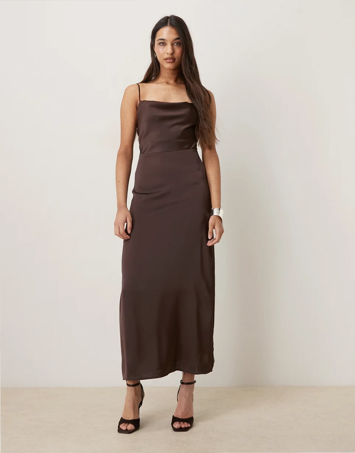 – Maxikleid aus Satin in Schokobraun mit Wasserfallausschnitt