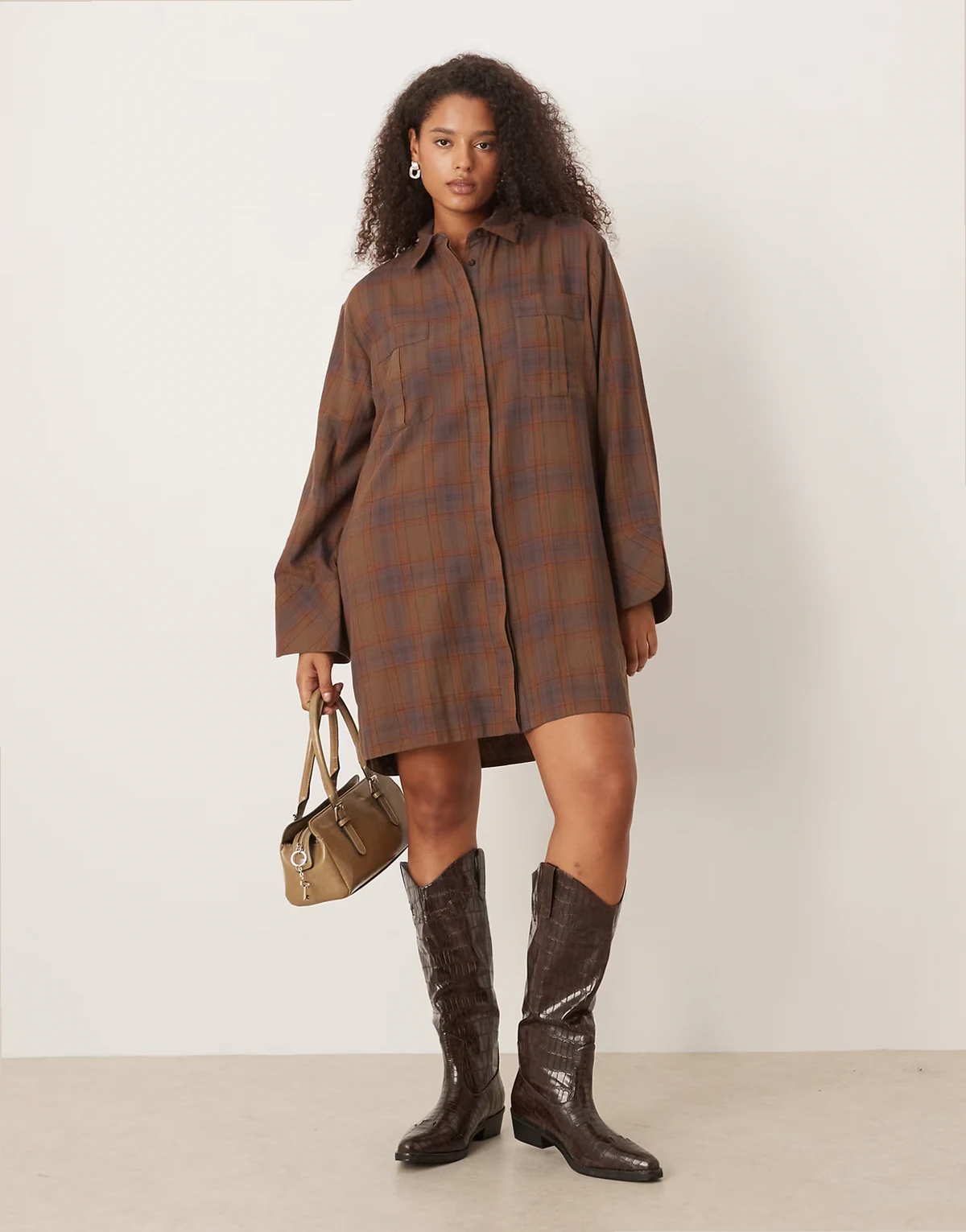 ASOS DESIGN Curve – Brązowa sukienka koszulowa mini z szerokimi mankietami i dużymi kieszeniami w kratę
