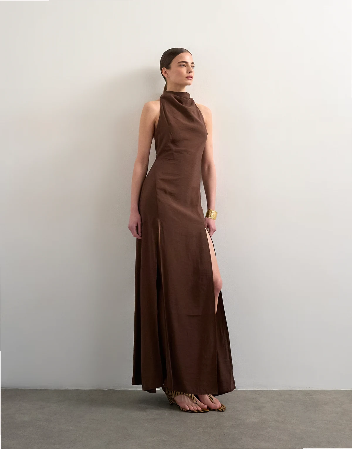 – Czekoladowa sukienka maxi z drapowanym dekoltem halter, z materiału cupro