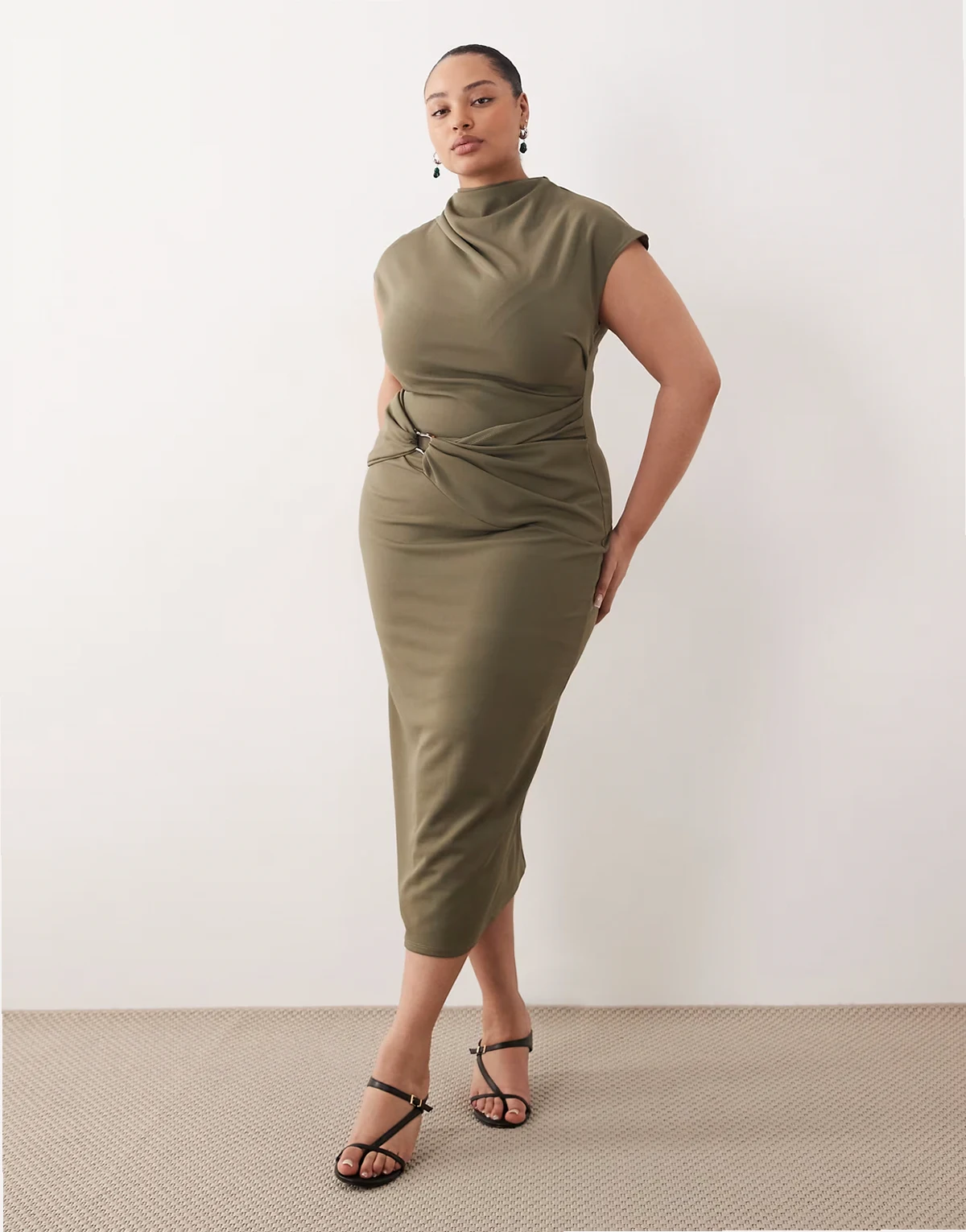 ASOS DESIGN – Kopertowa sukienka midi z rękawami do ramion w kolorze khaki
