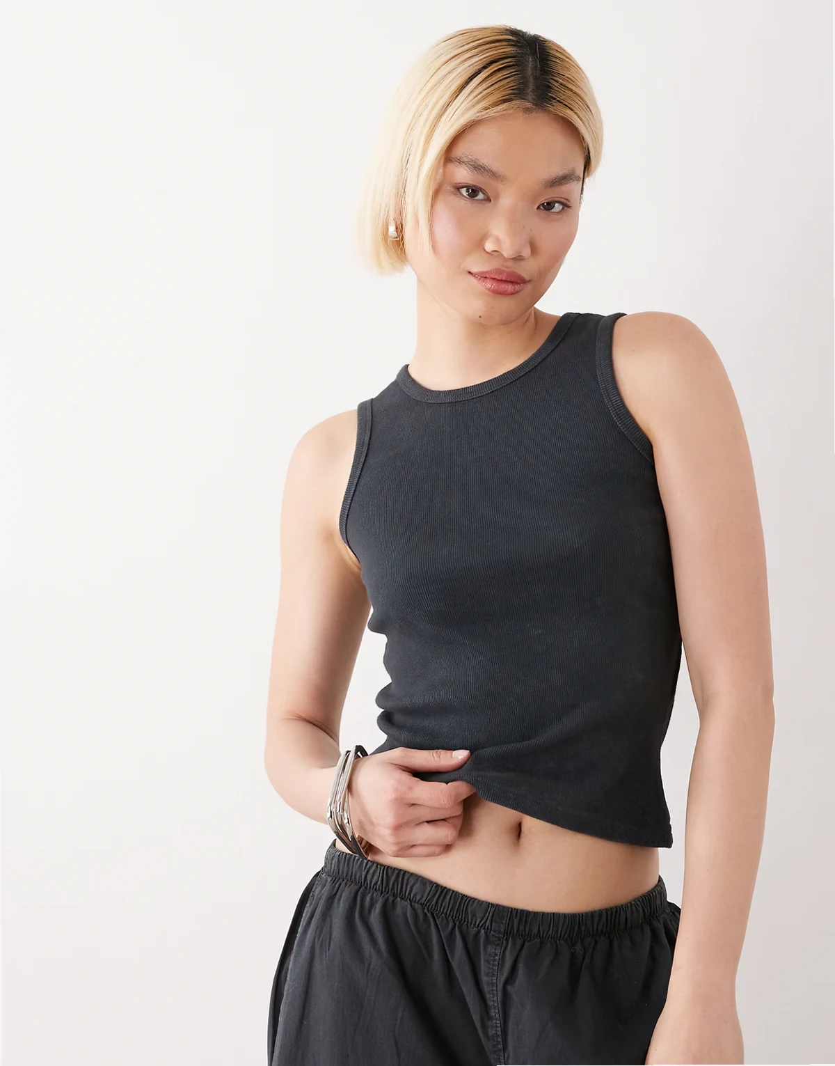 – Czarny prążkowany top bez rękawów z efektem sprania