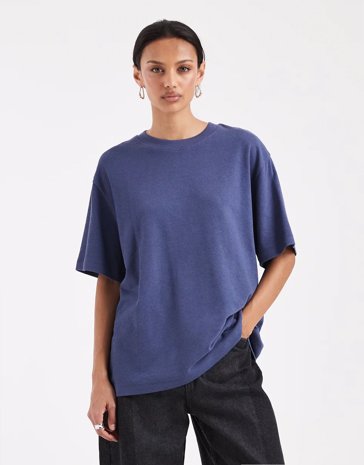 – Szaroniebieski T-shirt oversize z fakturowanego dżerseju