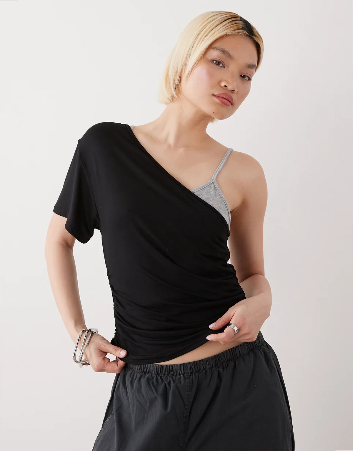 – Zweilagiges, schulterfreies Camisole in Schwarz und Grau
