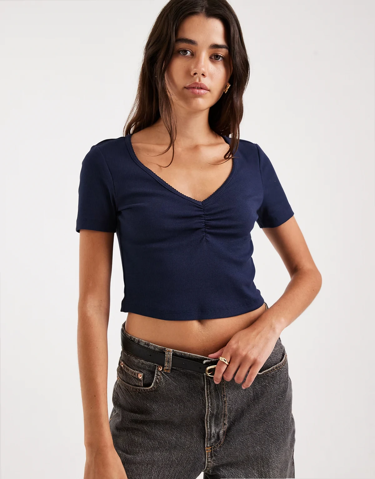 – Geripptes T-Shirt in Marineblau mit gerafftem Detail