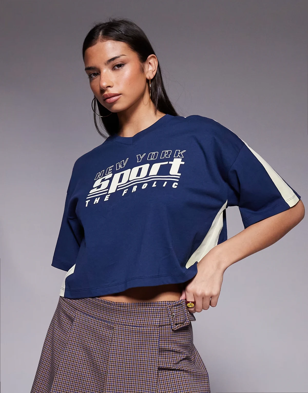 Exclusive – Granatowa koszulka piłkarska o krótkim fasonie z dekoltem w szpic i kontrastową żółtą grafiką z przodu