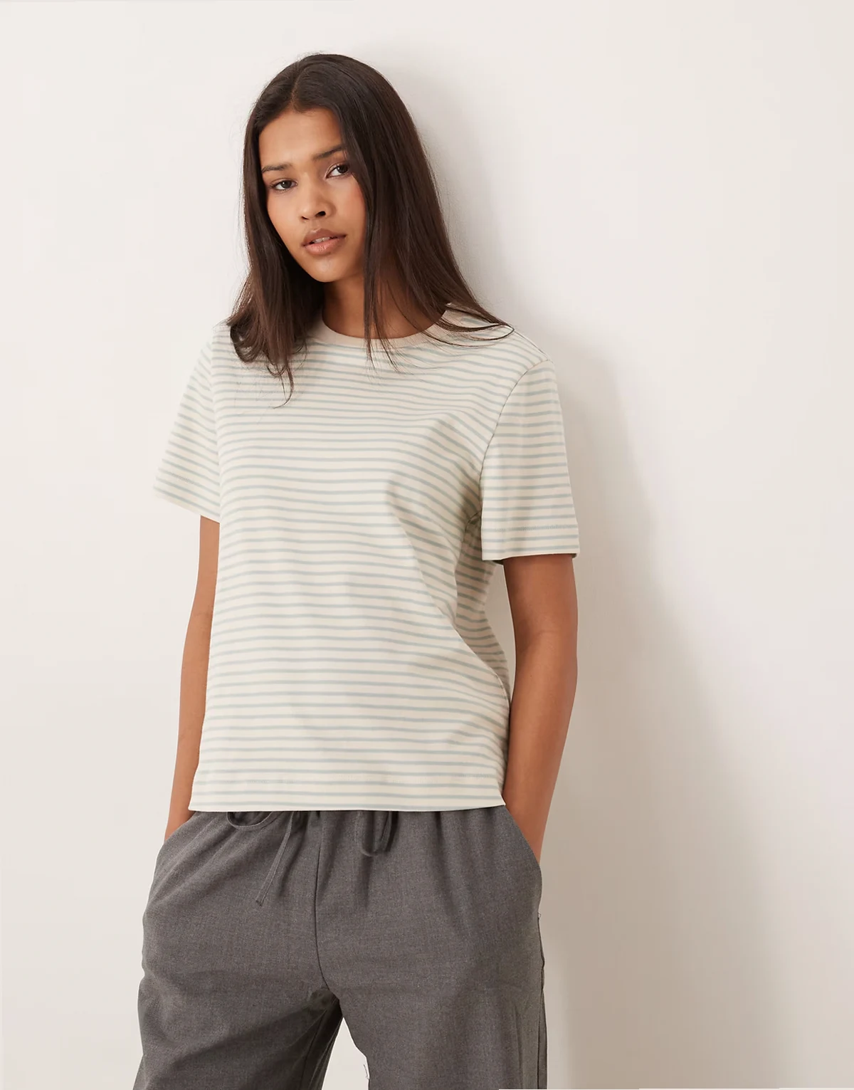 – Kremowy T-shirt w turkusowe paski