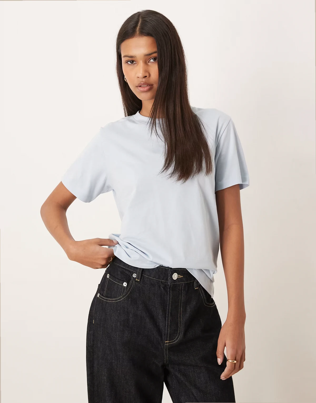 – Jasnoniebieski T-shirt z okrągłym dekoltem