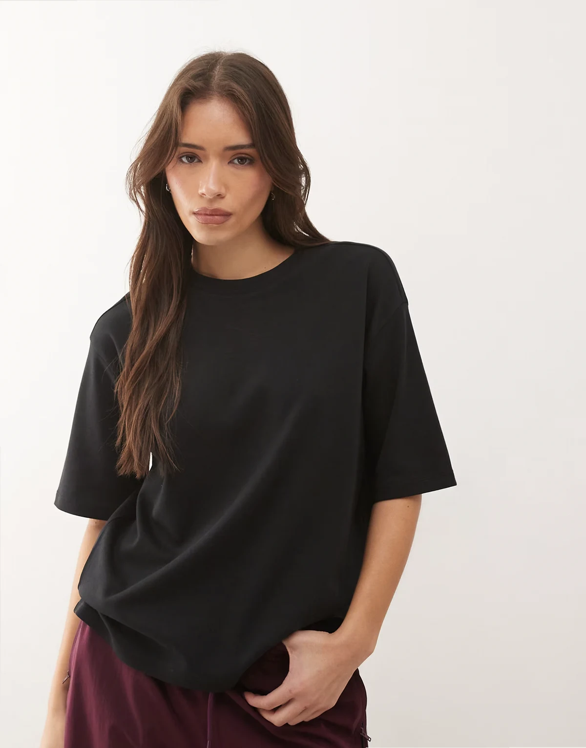 – Czarny T-shirt oversize z obniżoną linią ramion