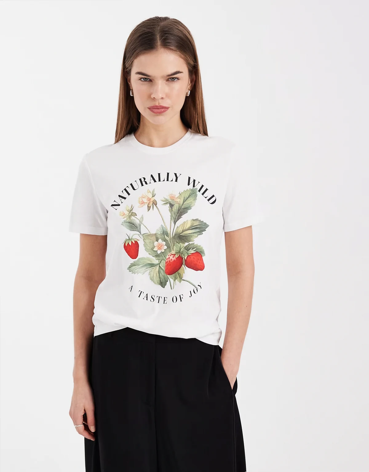– T-Shirt in Weiß mit regulärer Passform und Erdbeer-Print