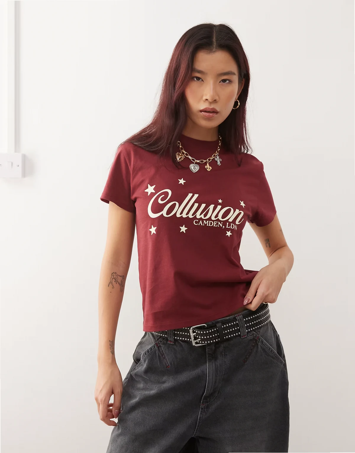 – Knapp geschnittenes T-Shirt in gebranntem Kirschrot mit Stern-Print