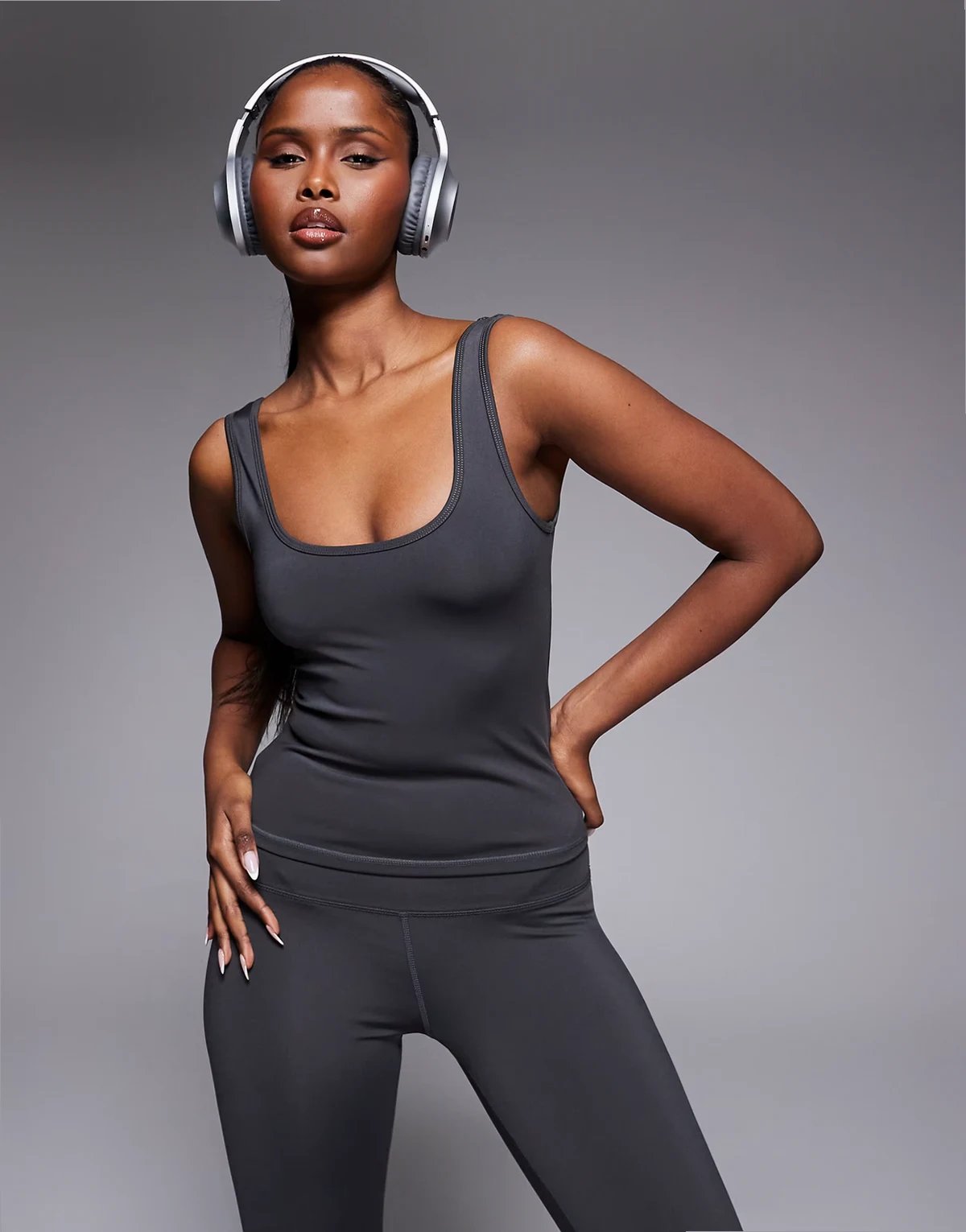 – Icon Active – Szybkoschnący ciemnoszary podkoszulek o skróconym fasonie