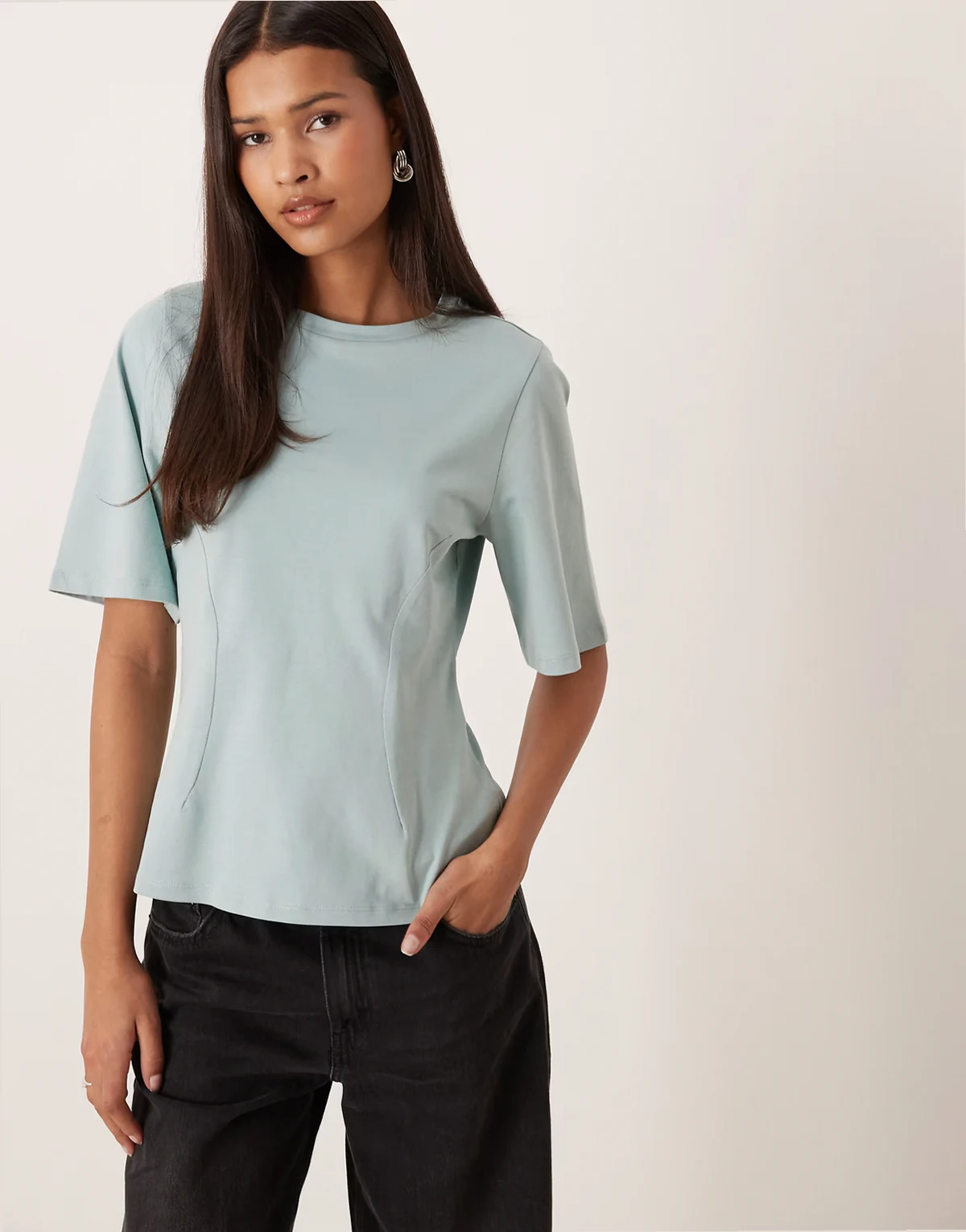 – Jasnoniebieski T-shirt ze zwężaną talią