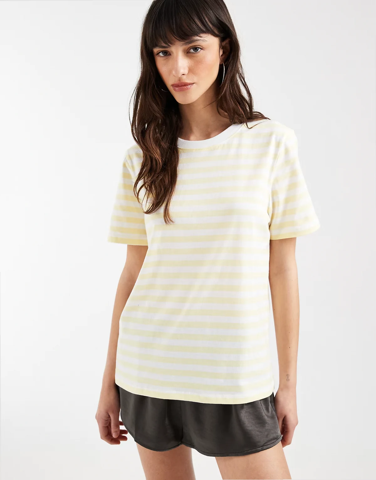 – Bladożółto-biały pudełkowy T-shirt z krótkimi rękawami w paski