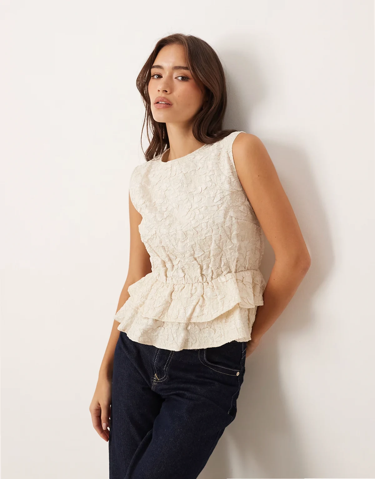 – Ärmelloses Jacquard-Oberteil in Birke-Creme mit Schößchen