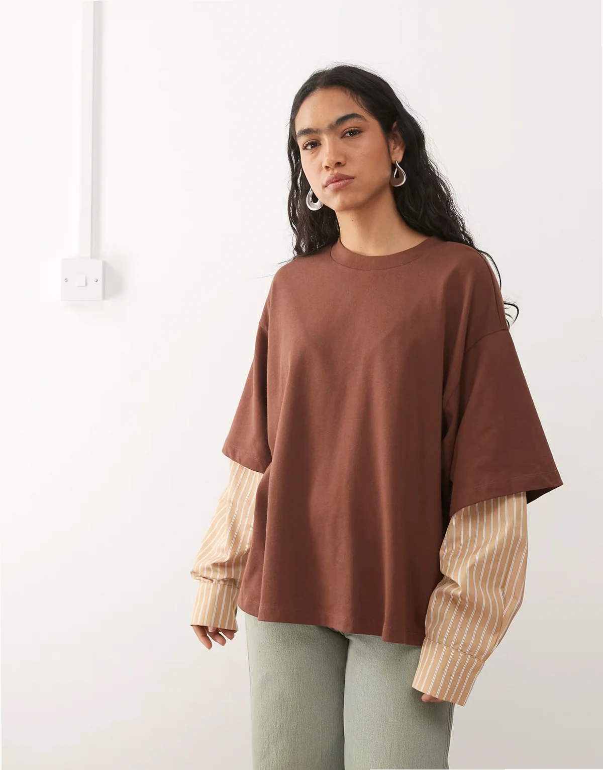 – Żółto-brązowa dwuwarstwowa koszula z T-shirtem