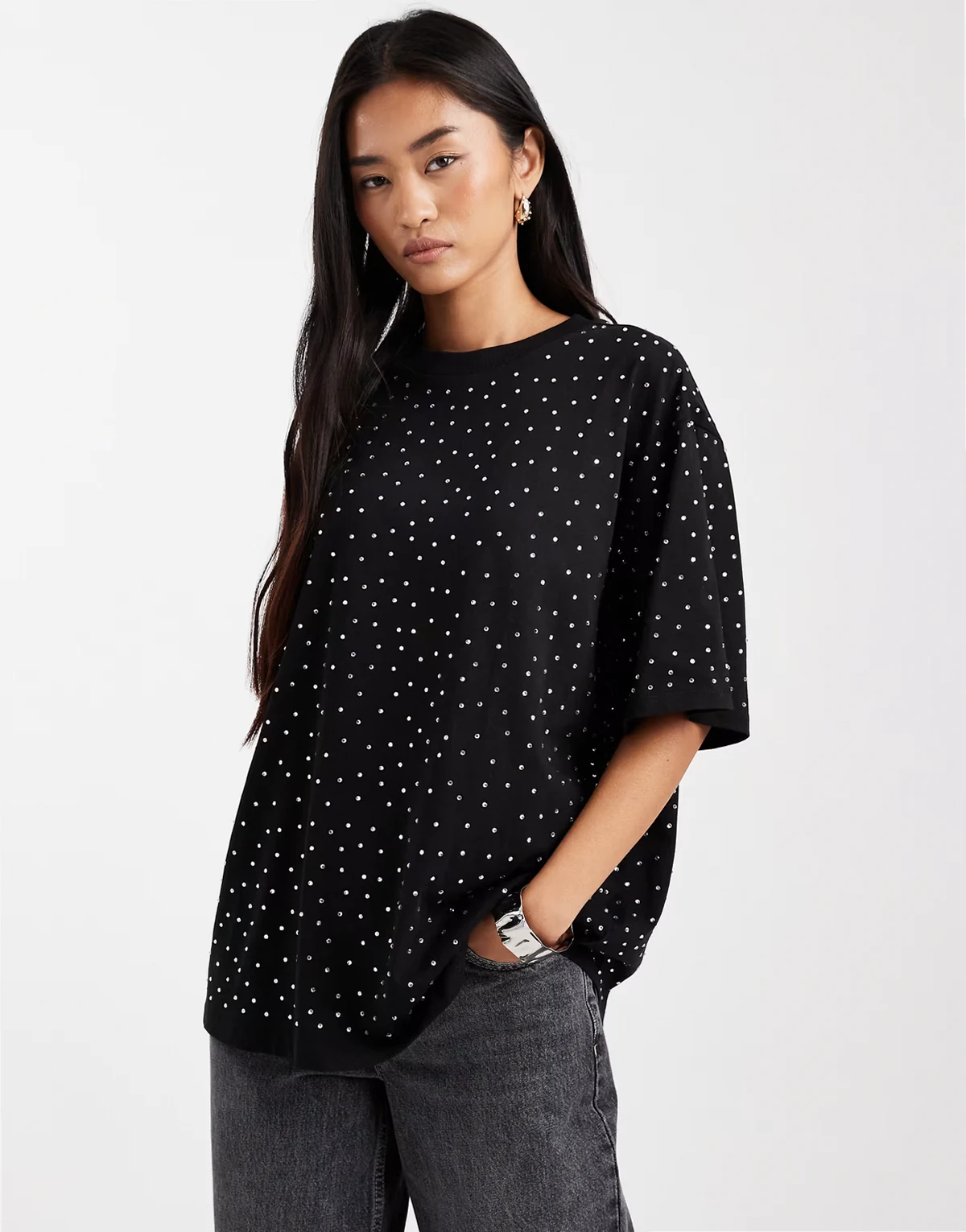 – Czarny T-shirt oversize ze srebrnymi ćwiekami
