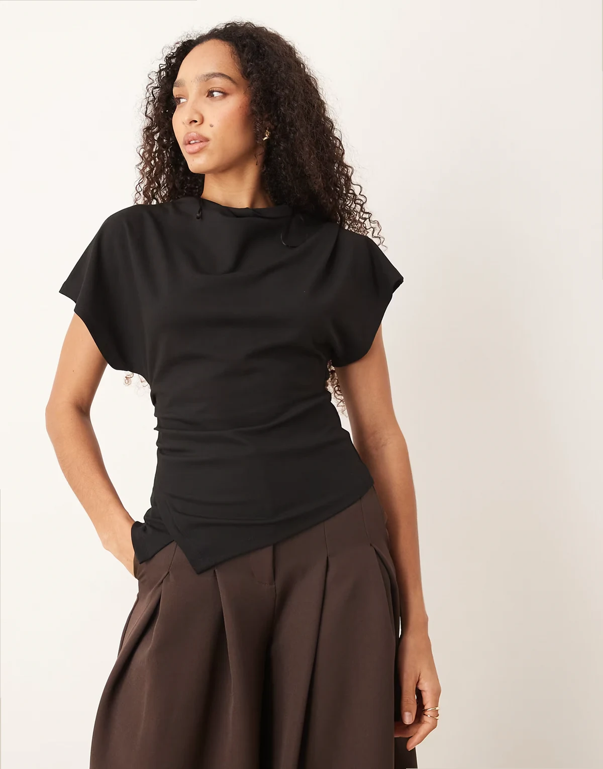 – Asymmetrisches, drapiertes Oberteil in Schwarz