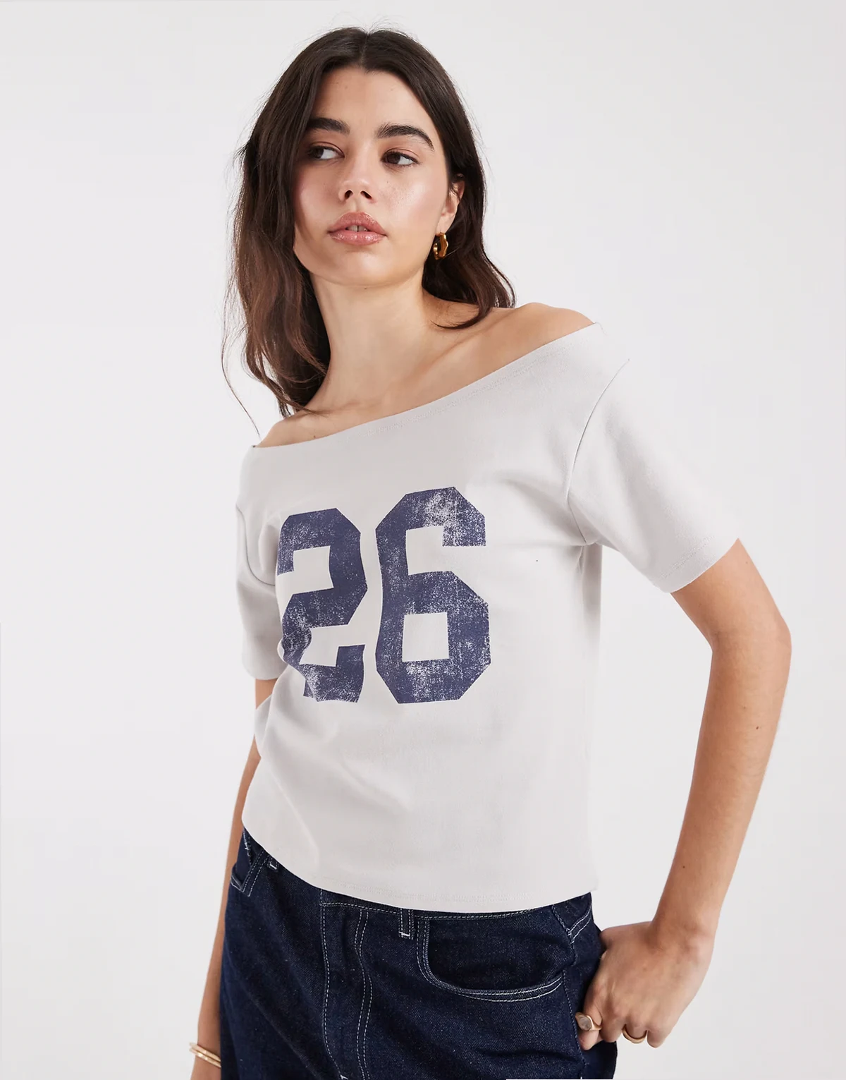 – Sportliches, schulterfreies T-Shirt in Smoke mit Print