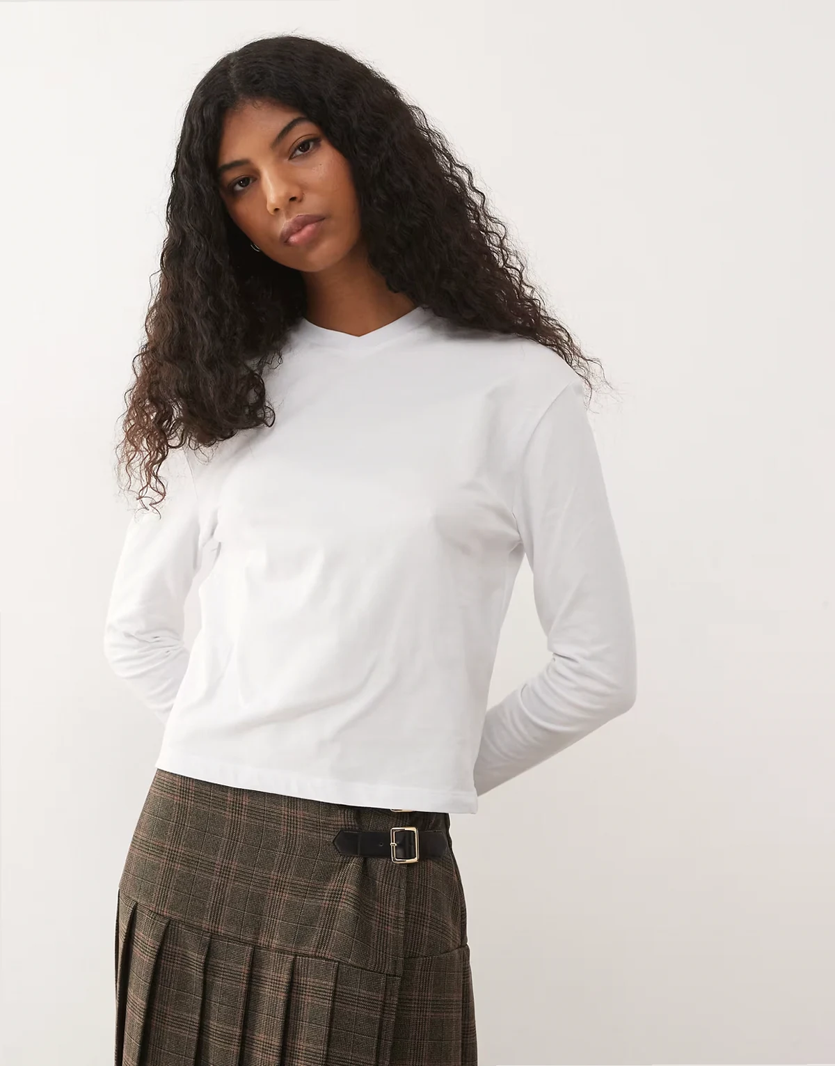 – Langärmliges Slim-Fit-Shirt in Weiß mit V-Ausschnitt
