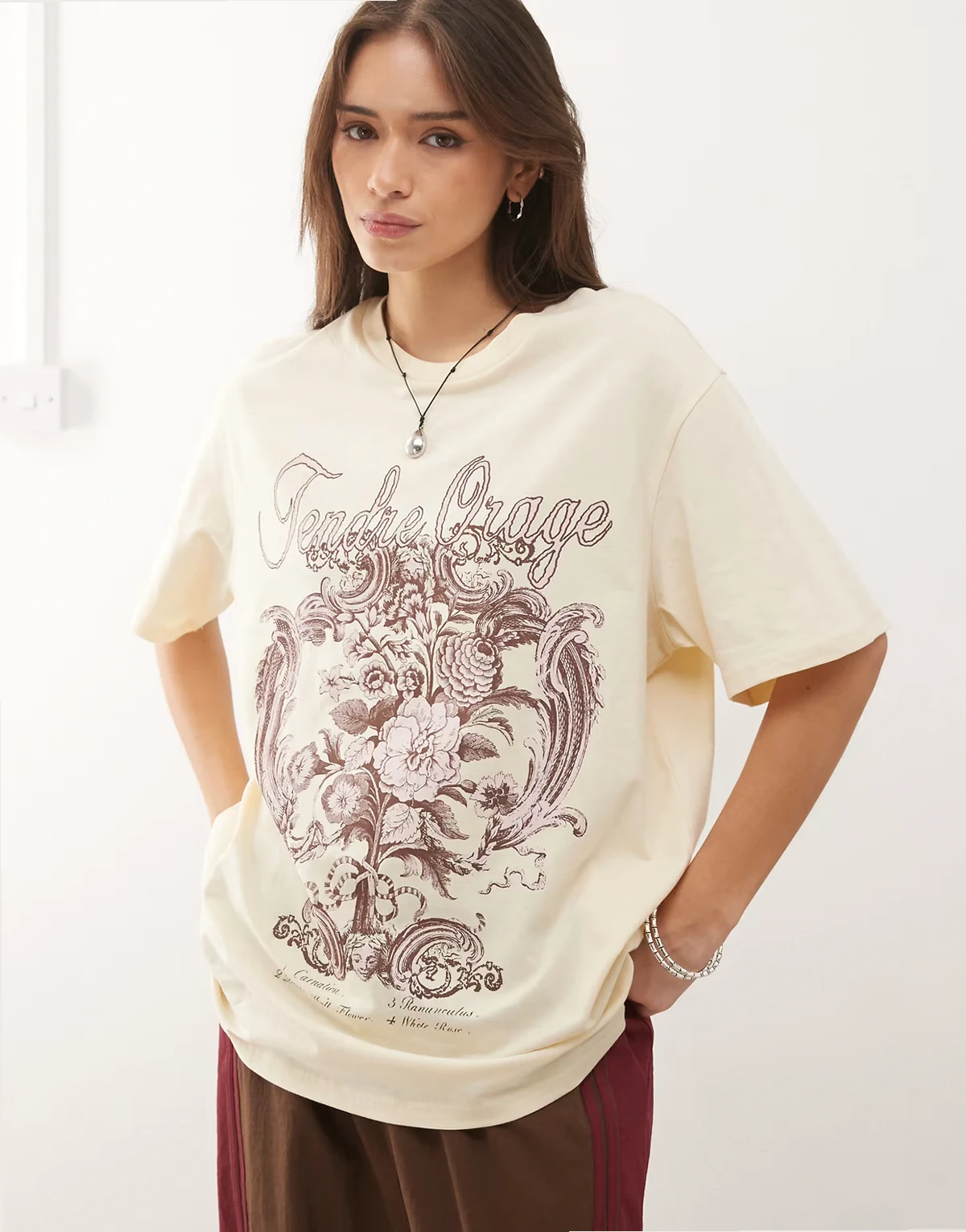 – Cytrynowo-różowy T-shirt oversize z grafiką kwiatową