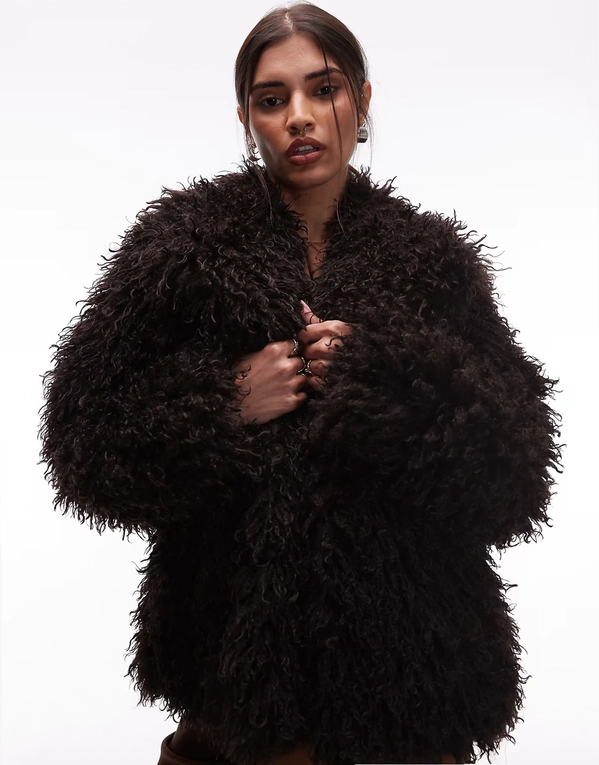 – Jacke aus zotteligem Kunstpelz in Braun