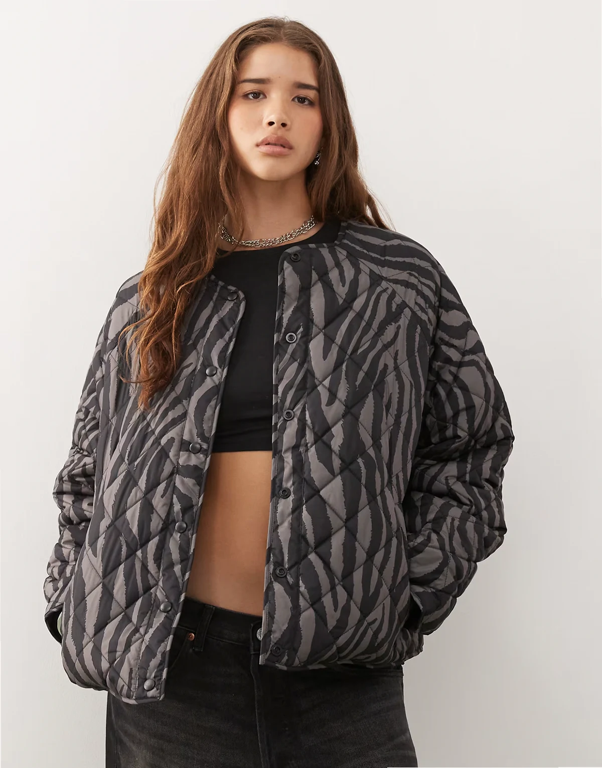 – Pikowana kurtka w szare paski zebry