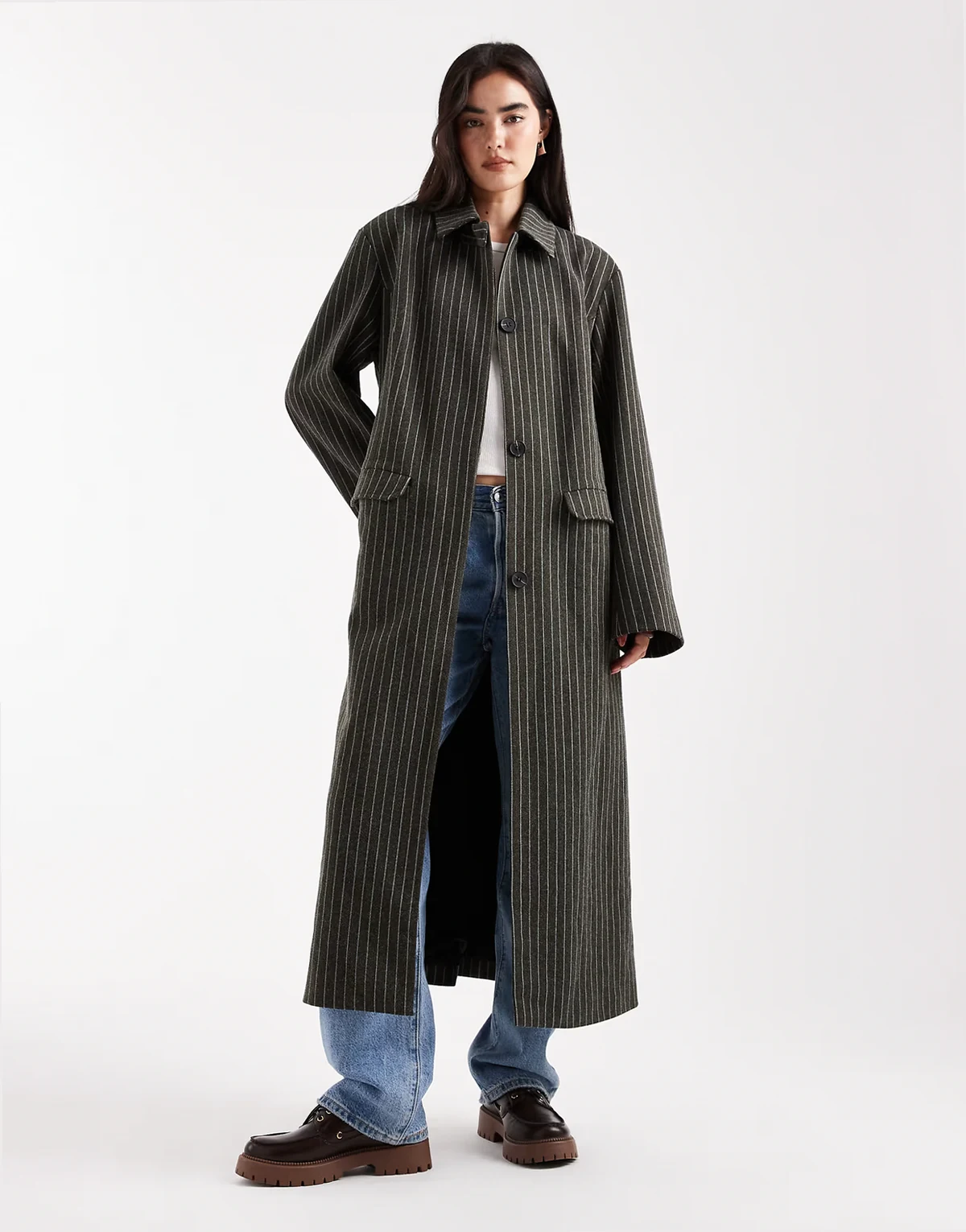 – Brązowo-niebieski płaszcz o wydłużonym fasonie, w prążki