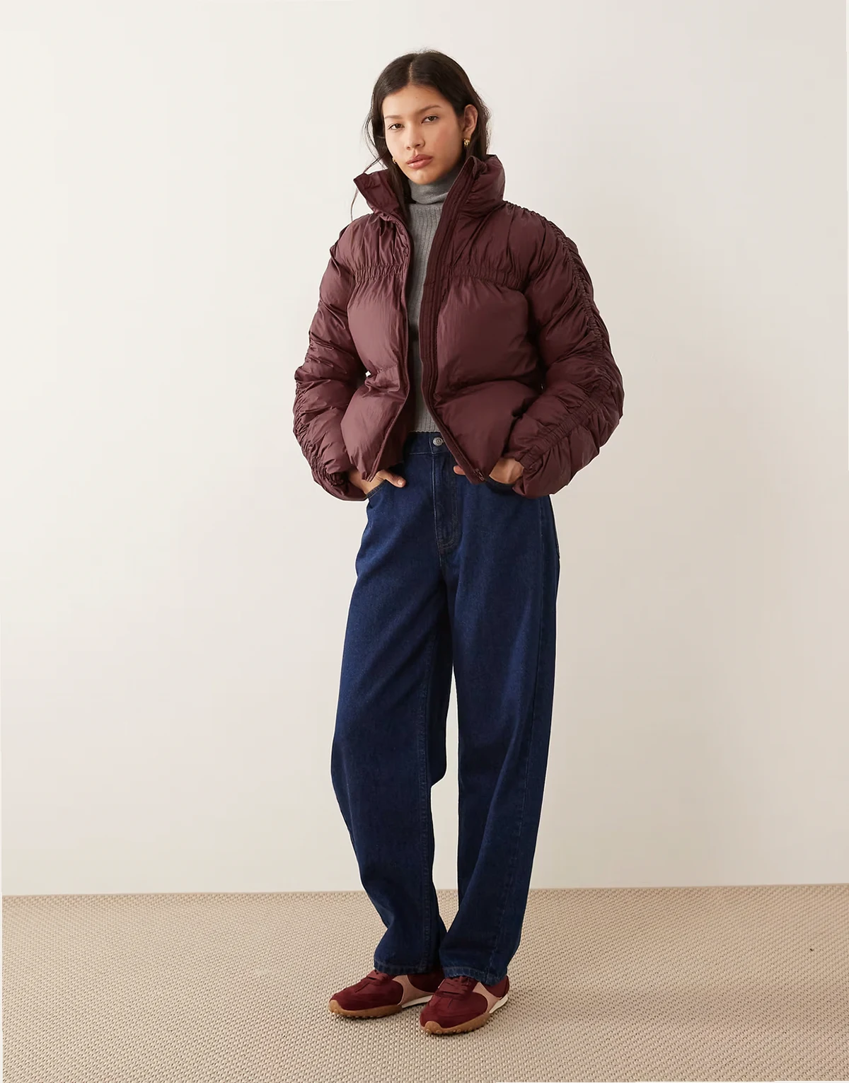 – Wattierte Jacke in Burgunderrot mit Stehkragen und Raffung