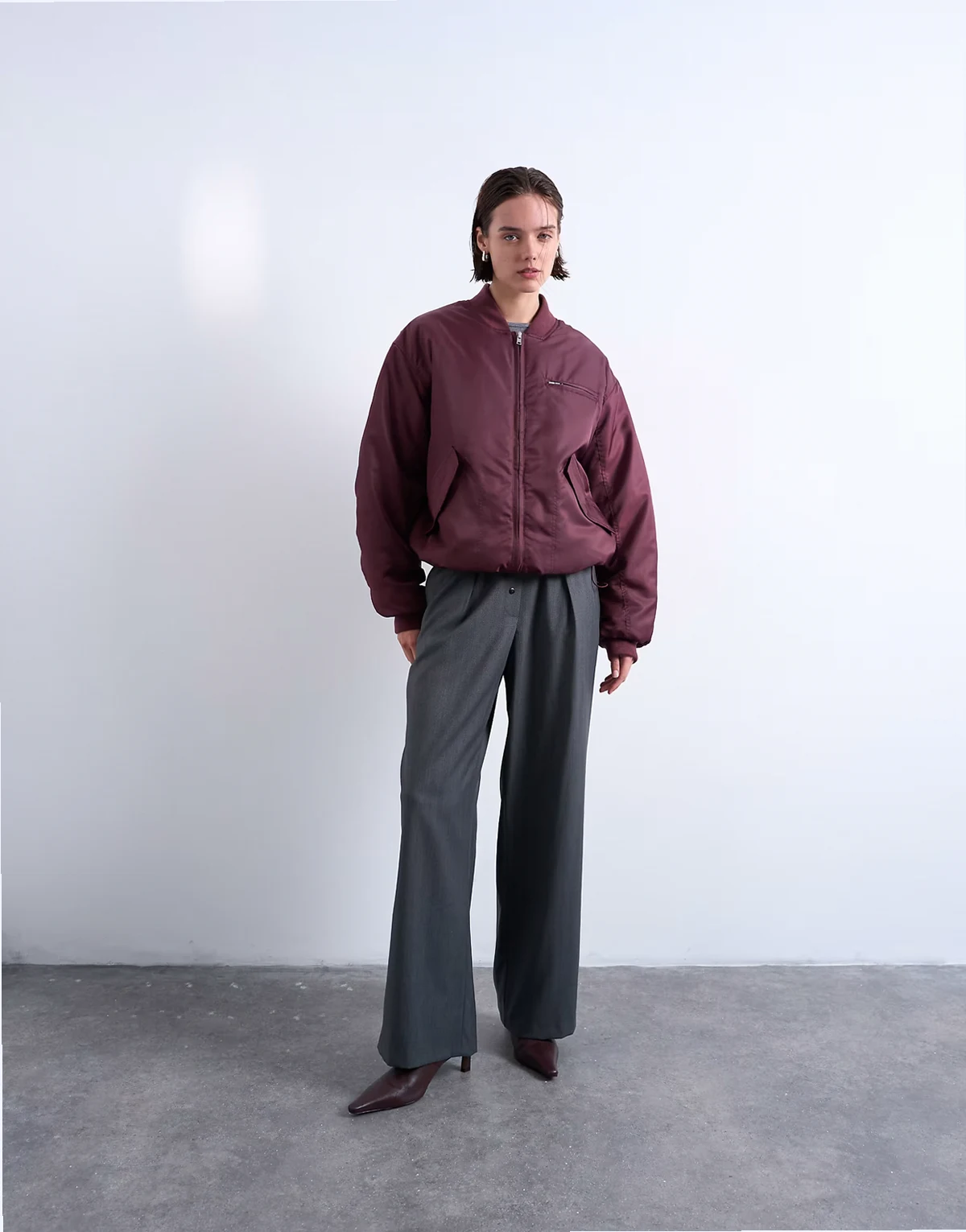 – Bordowa nylonowa kurtka bomberka oversize