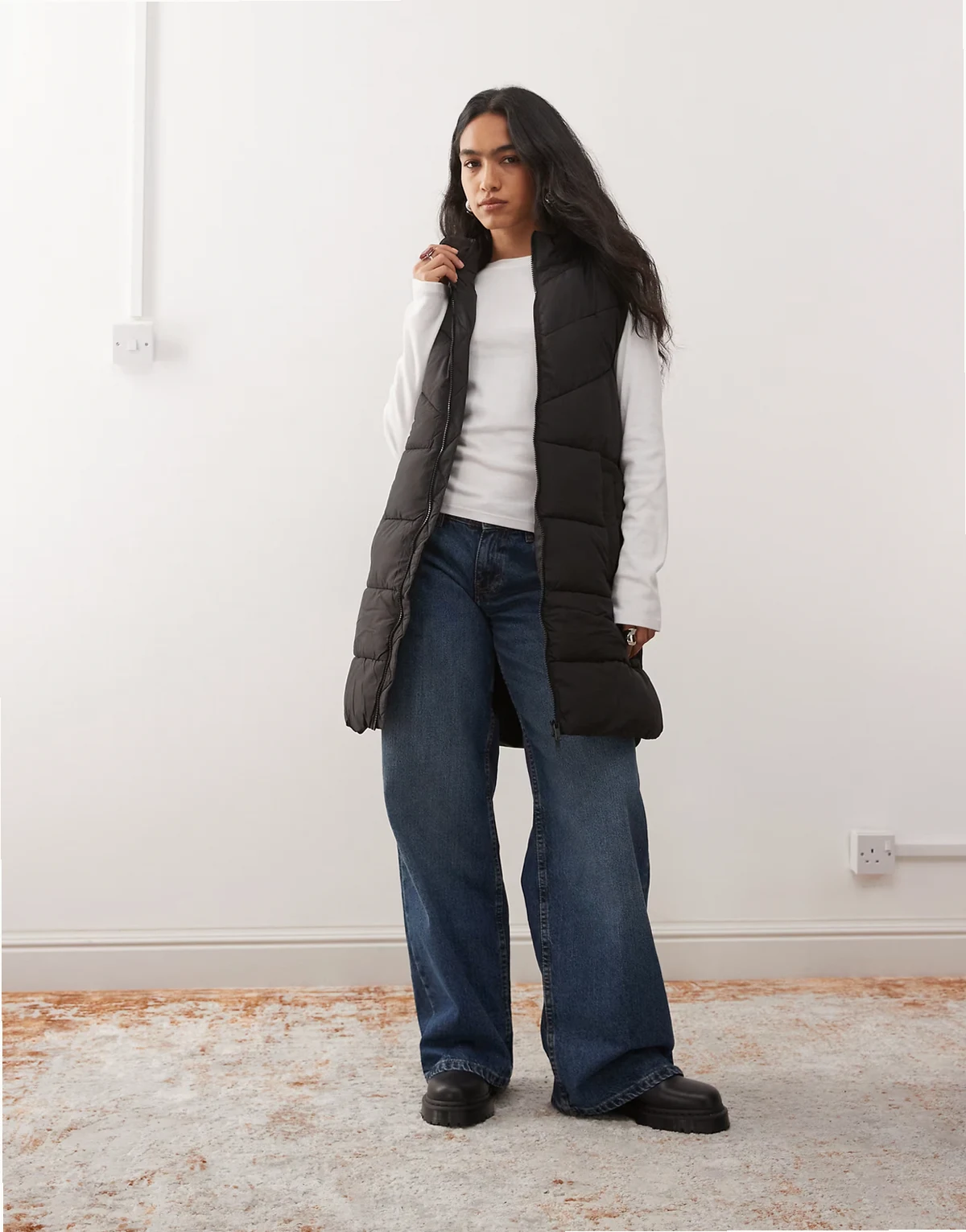 – Czarny ocieplany bezrękawnik o wydłużonym fasonie