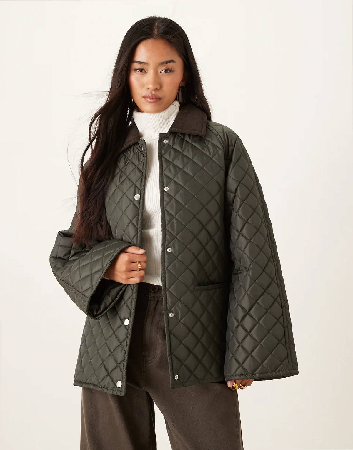 – Kurze Jacke in dunklem Khakigrün mit Wachseffekt und kontrastierendem Cordkragen