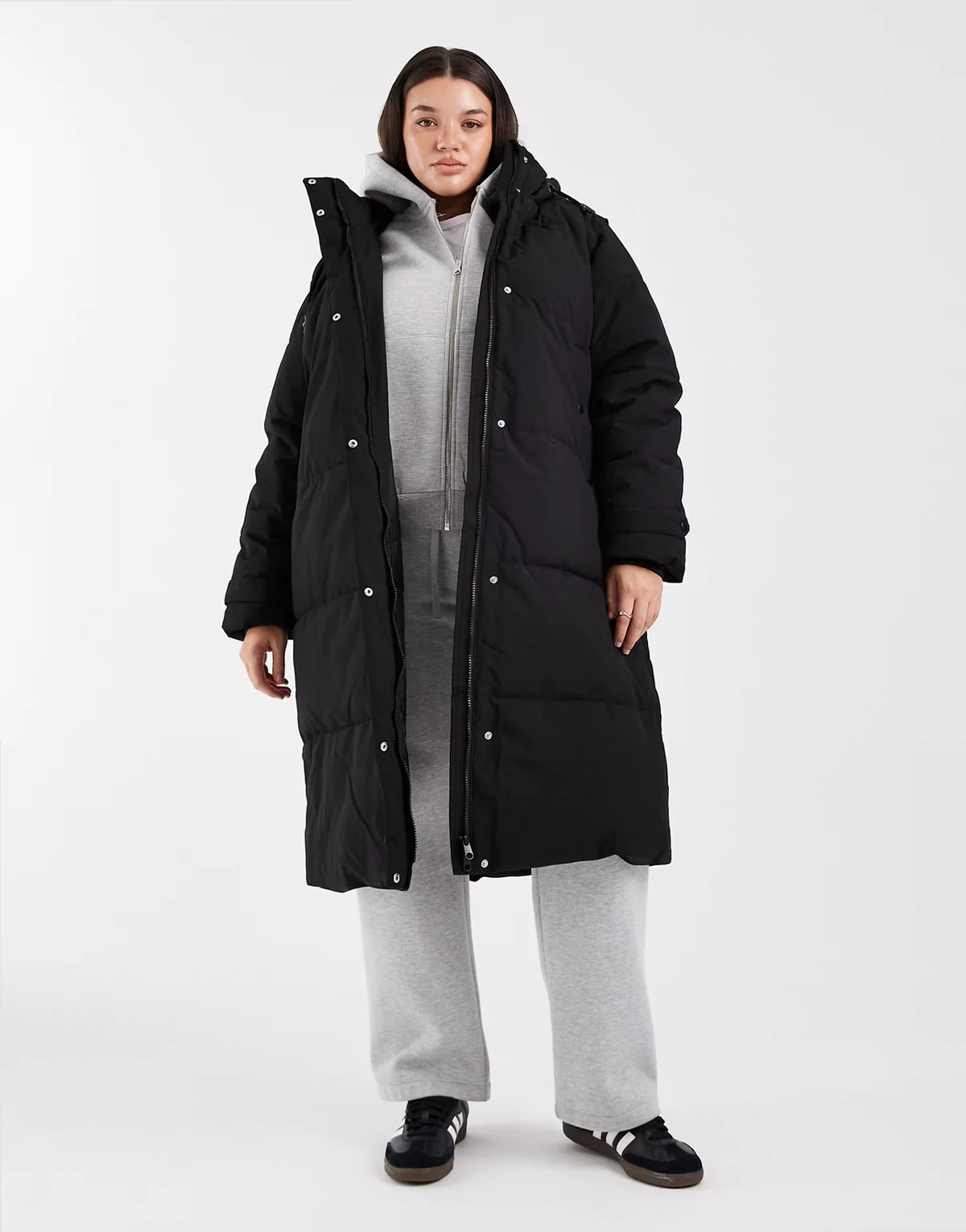 – Ocieplany czarny płaszcz 2 w 1 o wydłużonym fasonie z odpinanymi rękawami