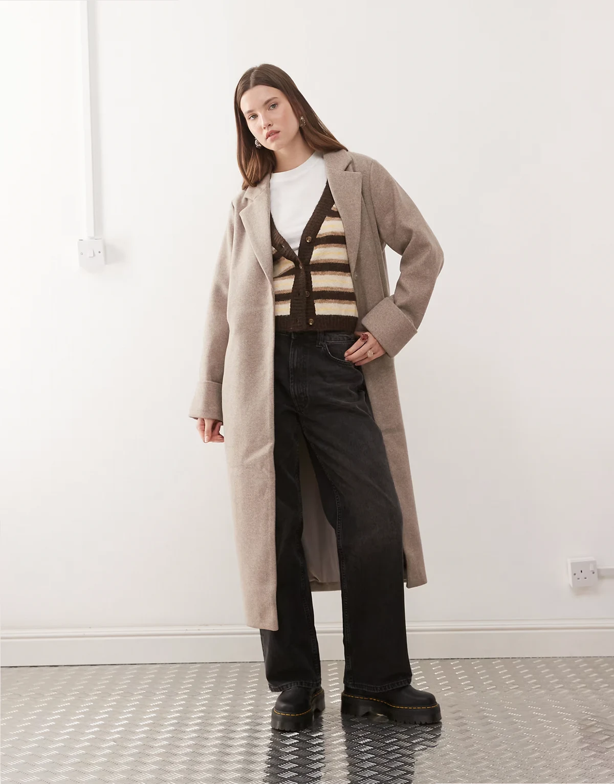 – Beżowy płaszcz maxi z imitacji wełny