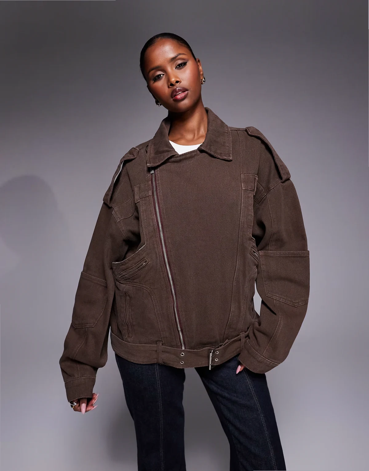 – Czekoladowobrązowa zapinana na zamek kurtka typu biker