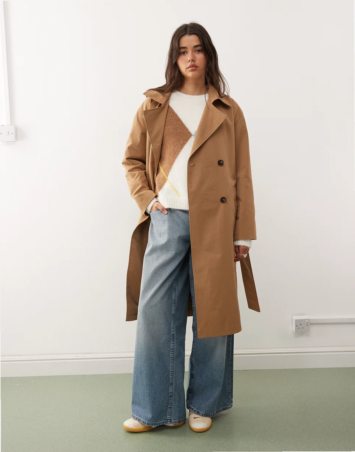 – Jasnobrązowy trencz