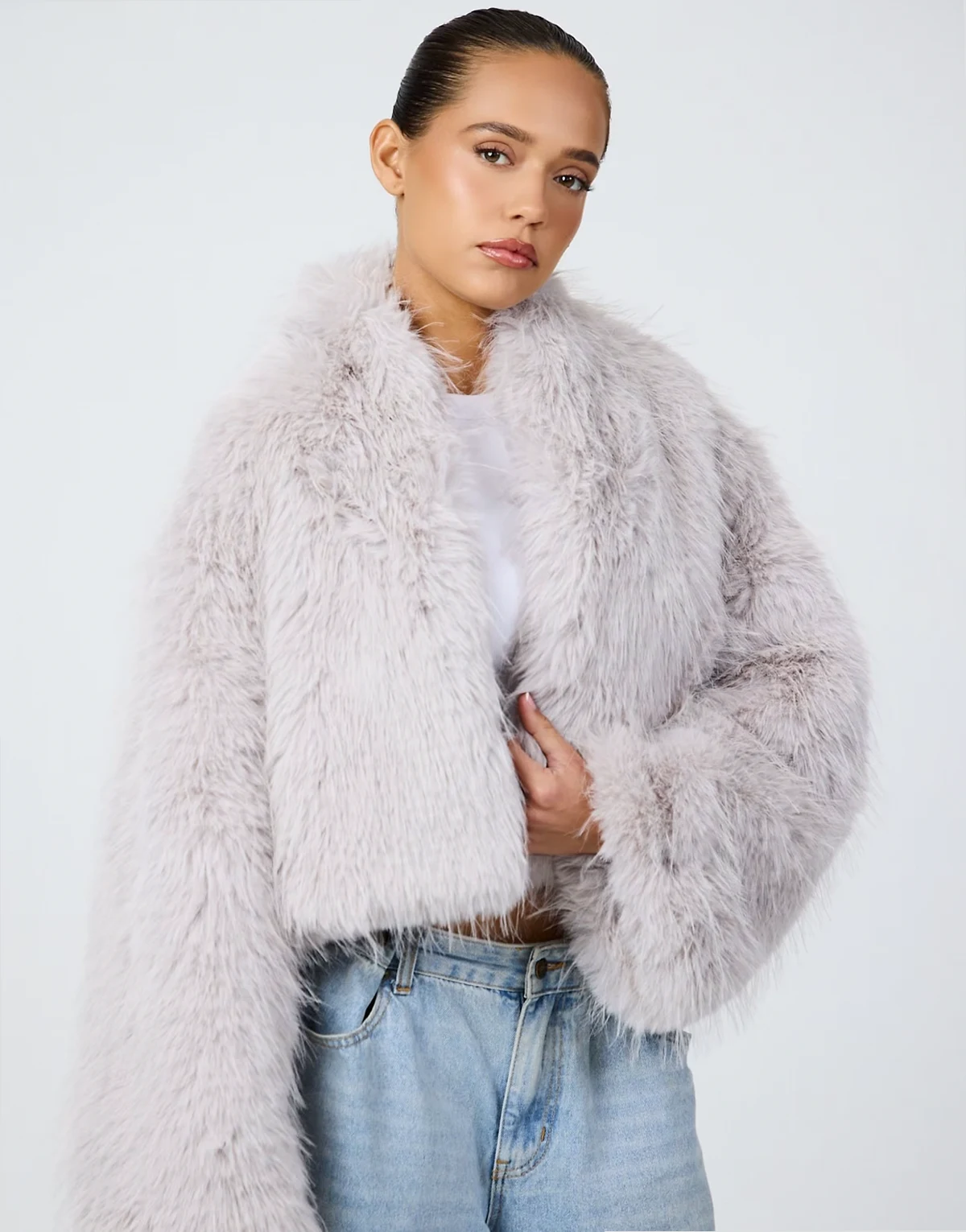 – Cropped-Jacke aus mongolischem Kunstpelz in Grau mit weiten Ärmeln