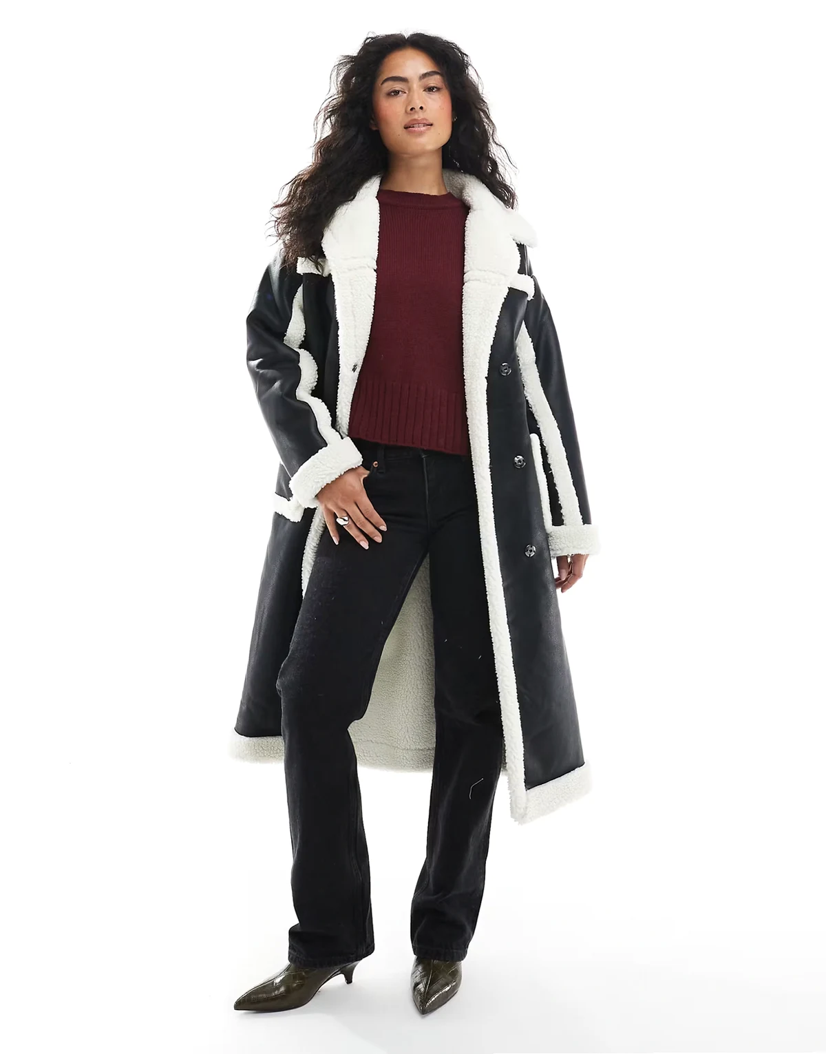 – Midaxi-Mantel in Schwarz mit Lammfellimitat in Creme sowie mit Gürtel