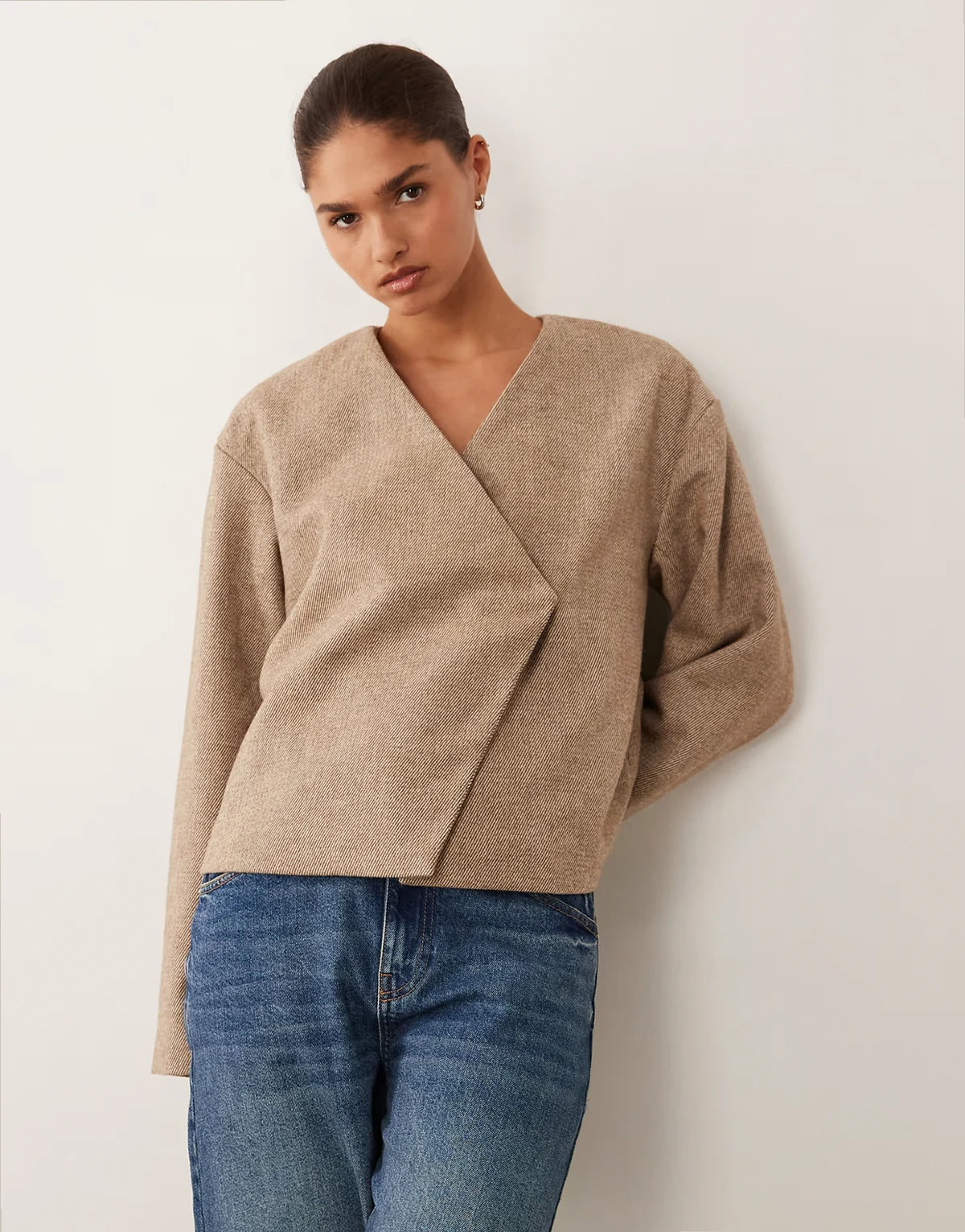 – Kurze Jacke in Toasted Coconut mit asymmetrischem Design