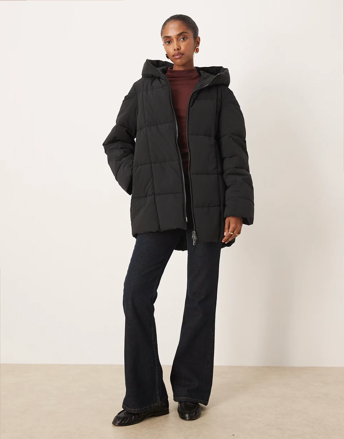 – Pufferjacke in Schwarz mit Kapuze