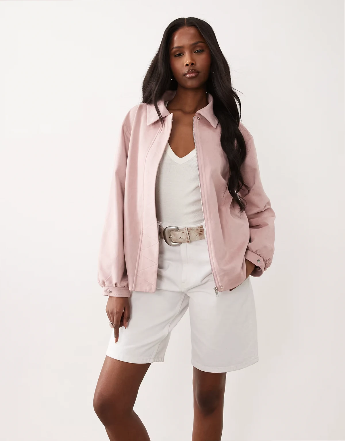 Exclusive – Jasnoróżowa kurtka bomberka z imitacji zamszu z balonowymi rękawami