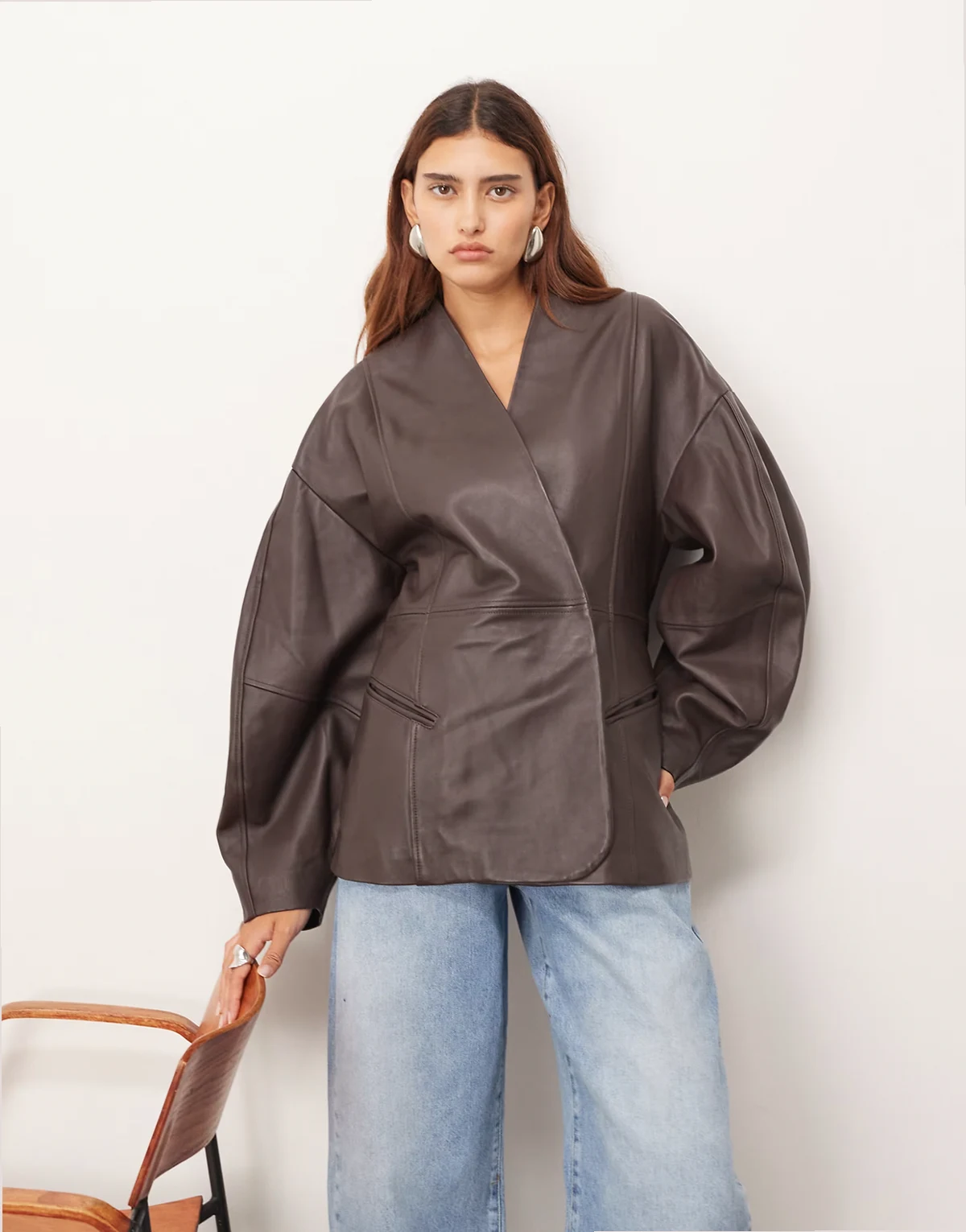 – Jacke aus weichem Leder in Schokobraun mit betonter Taille und eiförmigen Ärmeln
