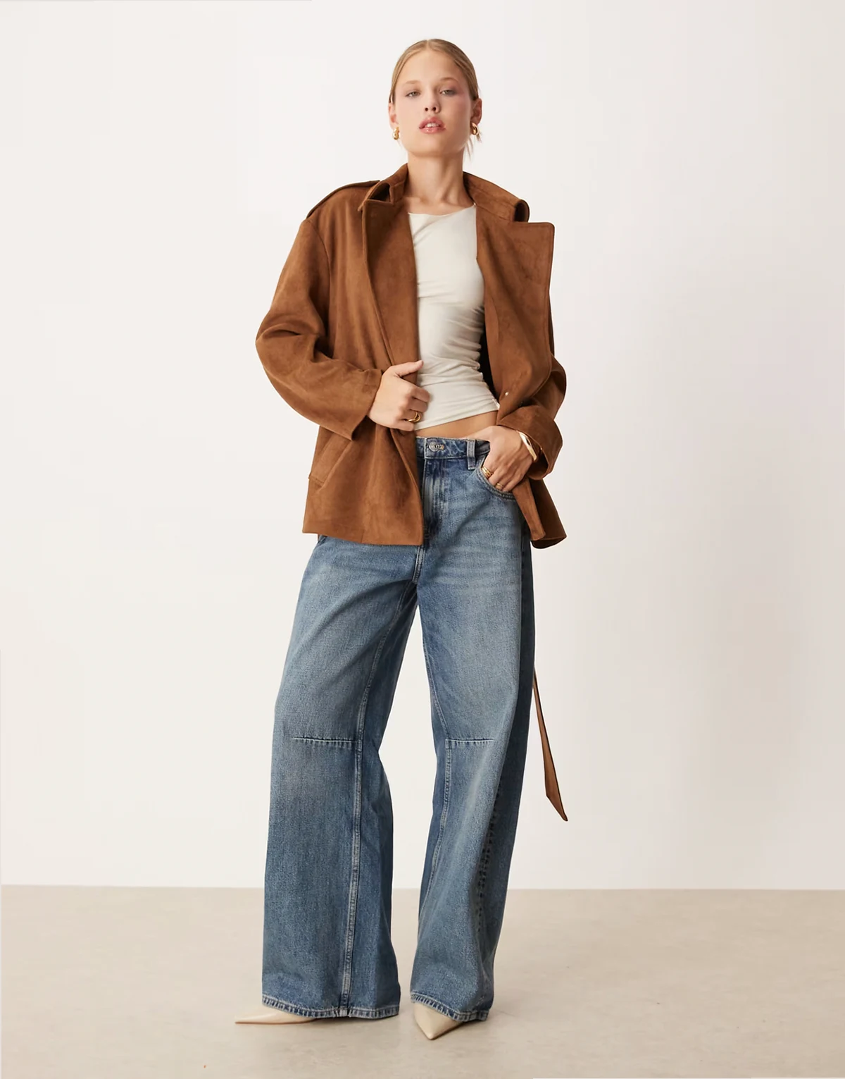 – Brązowa, wiązana w talii kurtka z imitacji zamszu