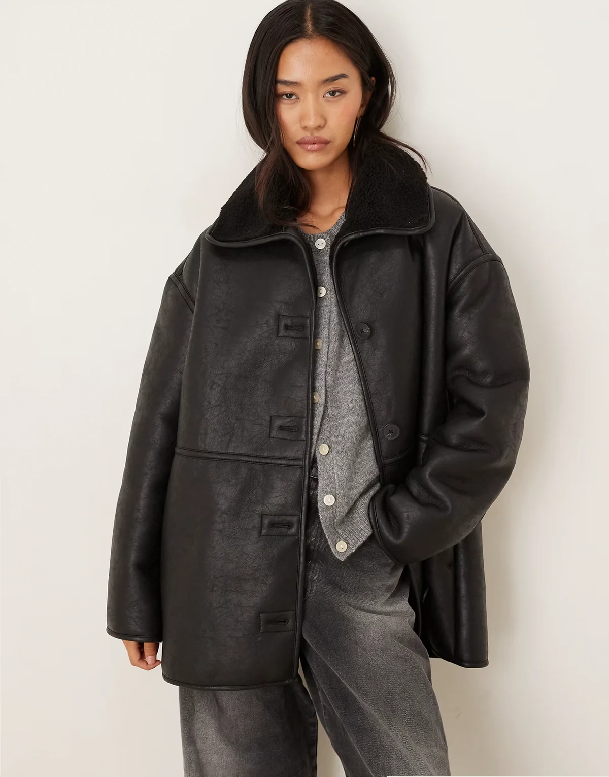 – Kurze Jacke aus verstärktem PU mit Teddyfell in Schwarz