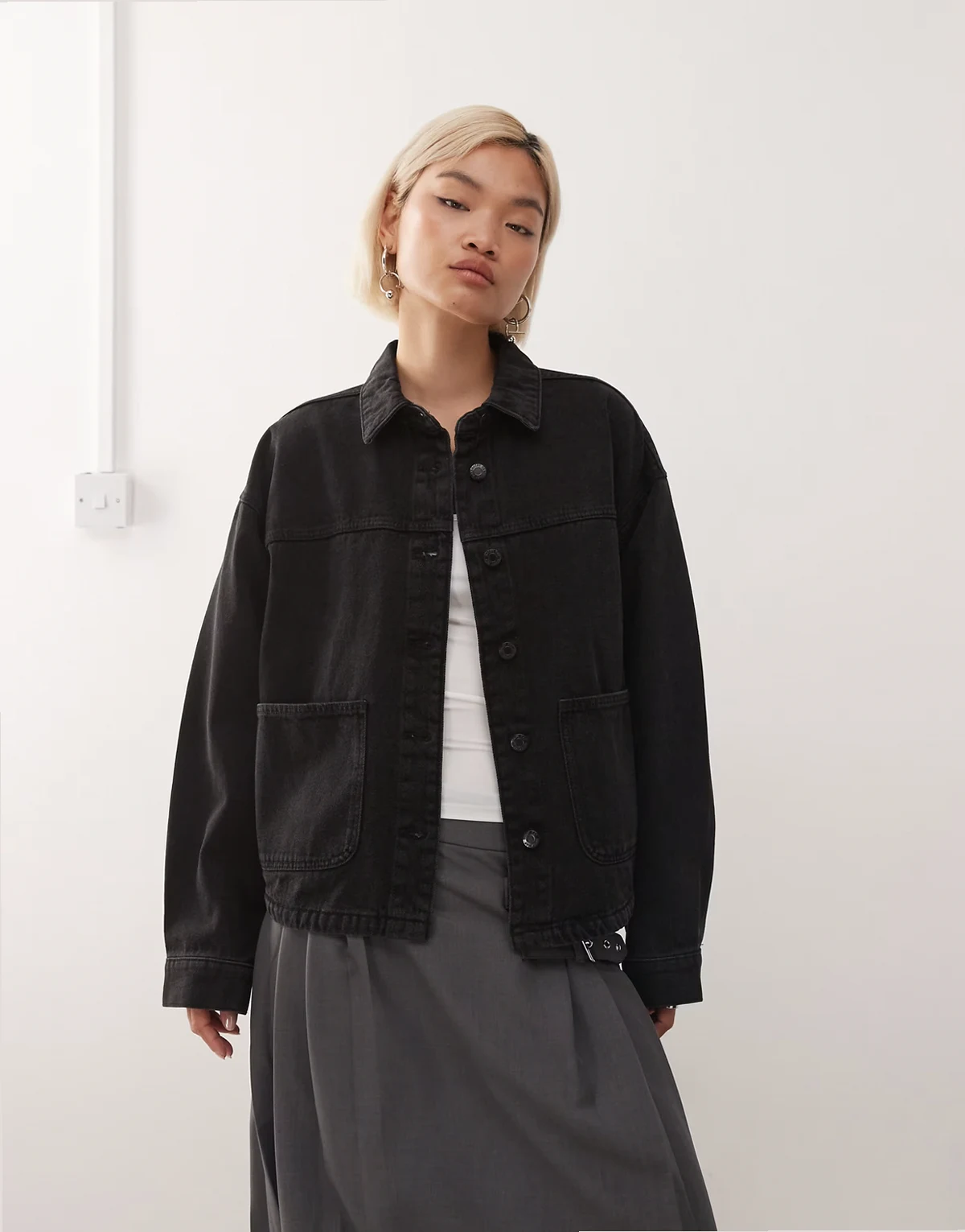 – Czarna kurtka jeansowa o pudełkowym kroju