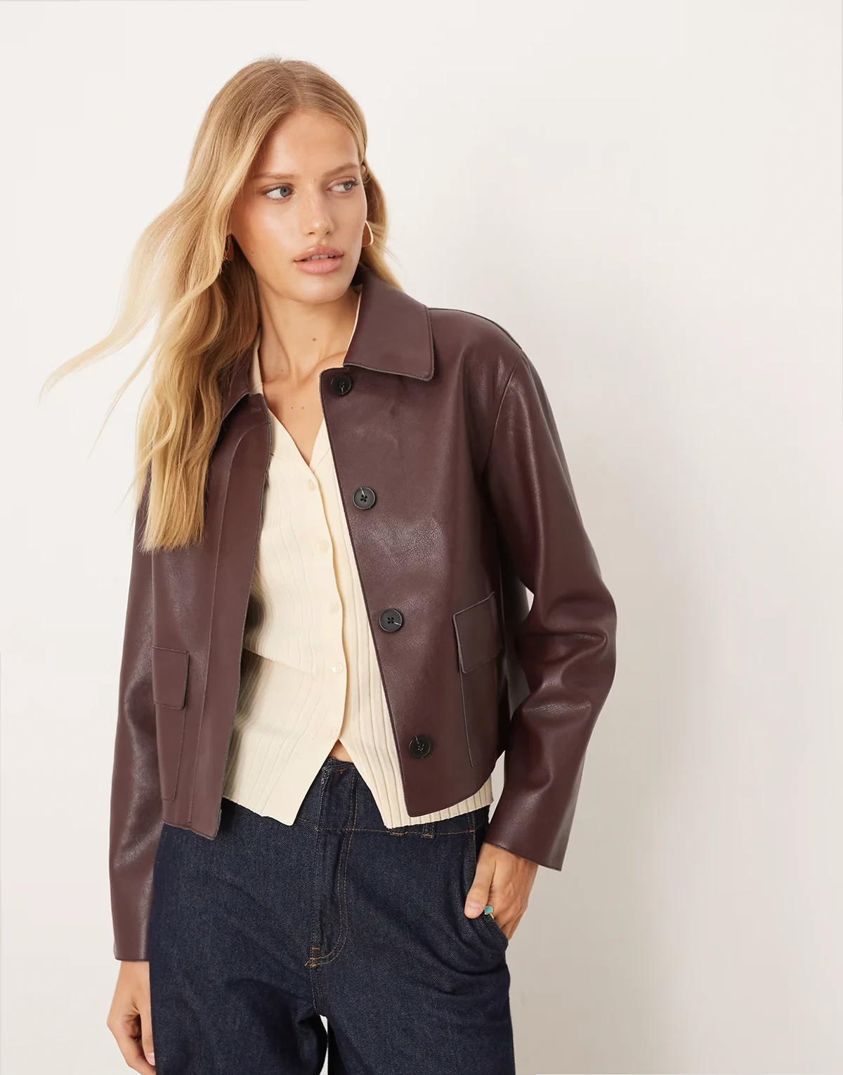 – Jacke aus Kunstleder in Dunkelrot