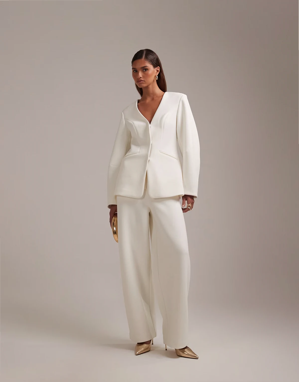 – Ślubne eleganckie spodnie w kolorze kości słoniowej