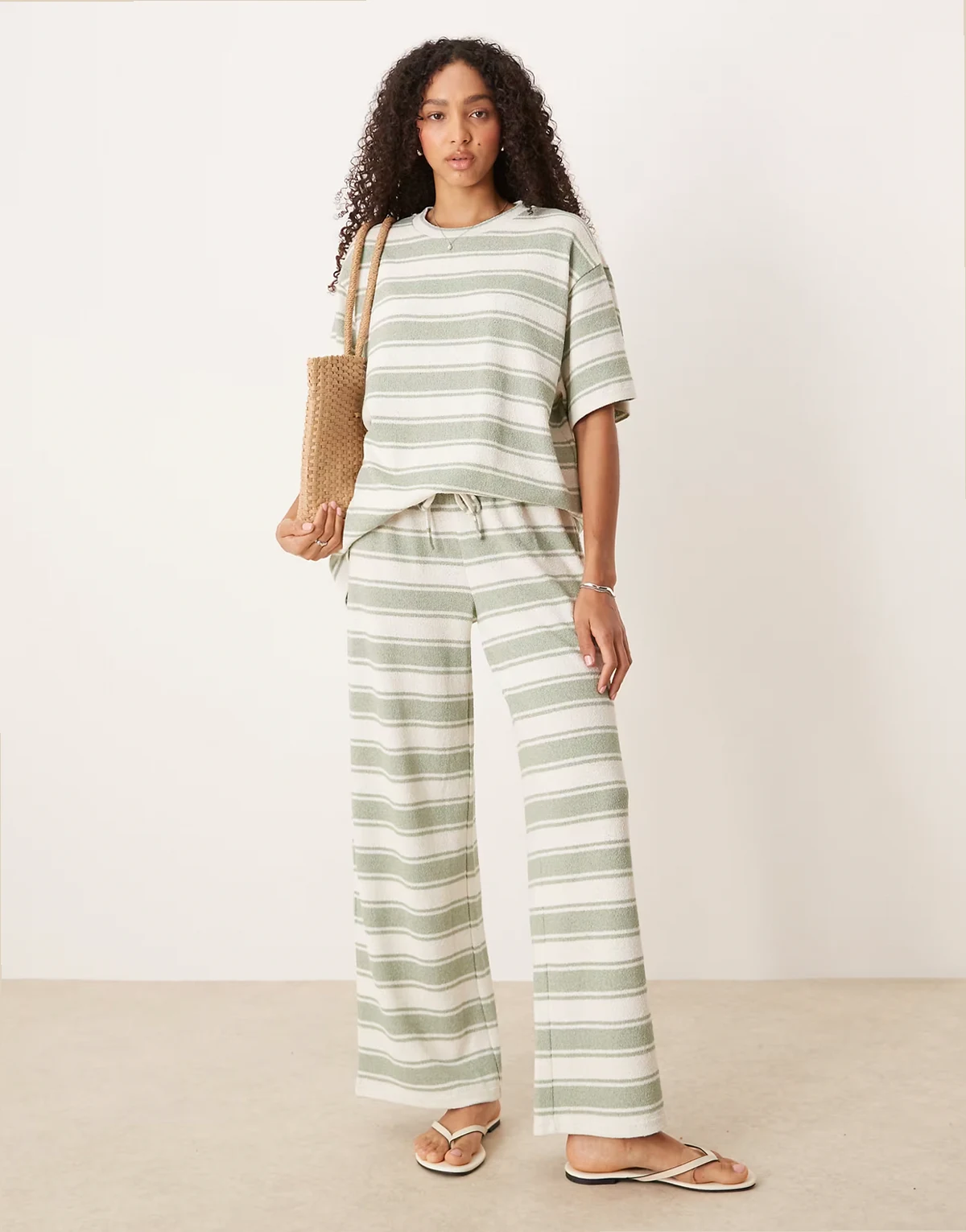 – Dzianinowe spodnie z szerokimi nogawkami w szałwiowe paski, część zestawu