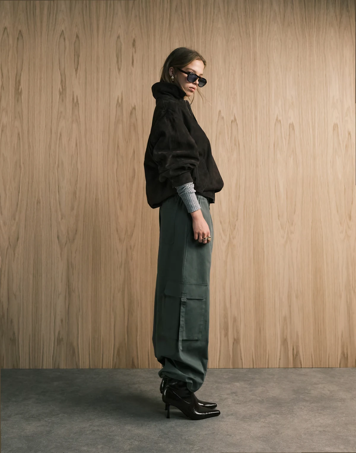 – Wciągane spodnie oversize w stylu utility w kolorze khaki z naszywką